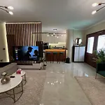 Charming 2Br With Private Garden