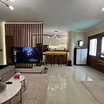 Charming 2Br With Private Garden